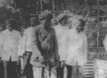 Foto arsip hitam-putih rombongan santri Krapyak masa KH. M. Munawwir